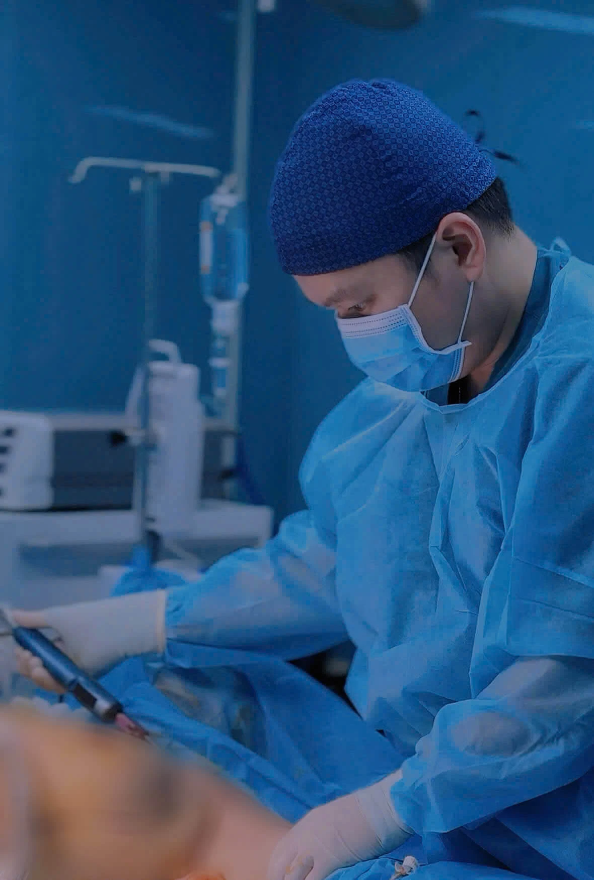 HÚT MỠ BẮP TAY VÀ LIỆU TRÌNH PHỤC HỒI SAU THỦ THUẬT Hút mỡ bắp tay giúp cải thiện và săn chắc vùng bắp tay, thường được áp dụng khi các biện pháp tập thể dục và chế độ ăn kiêng không mang lại hiệu quả. Liệu trình phục hồi sau thủ thuật được chú trọng để đảm bảo an toàn và giảm nguy cơ biến chứng. 