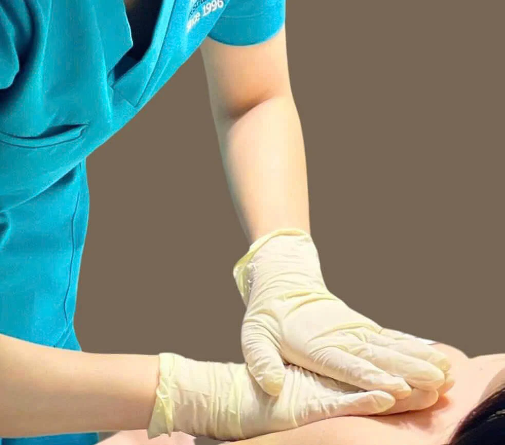 Hút mỡ bắp tay: Hướng dẫn chăm sóc sau phẫu thuật