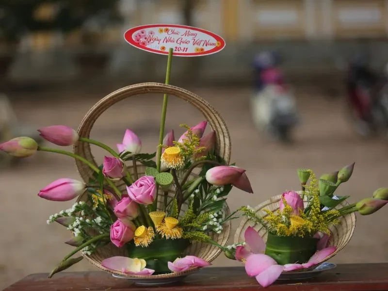 Gợi ý 30+ mẫu và cách cắm hoa 20/11 tặng thầy cô đẹp, ý nghĩa