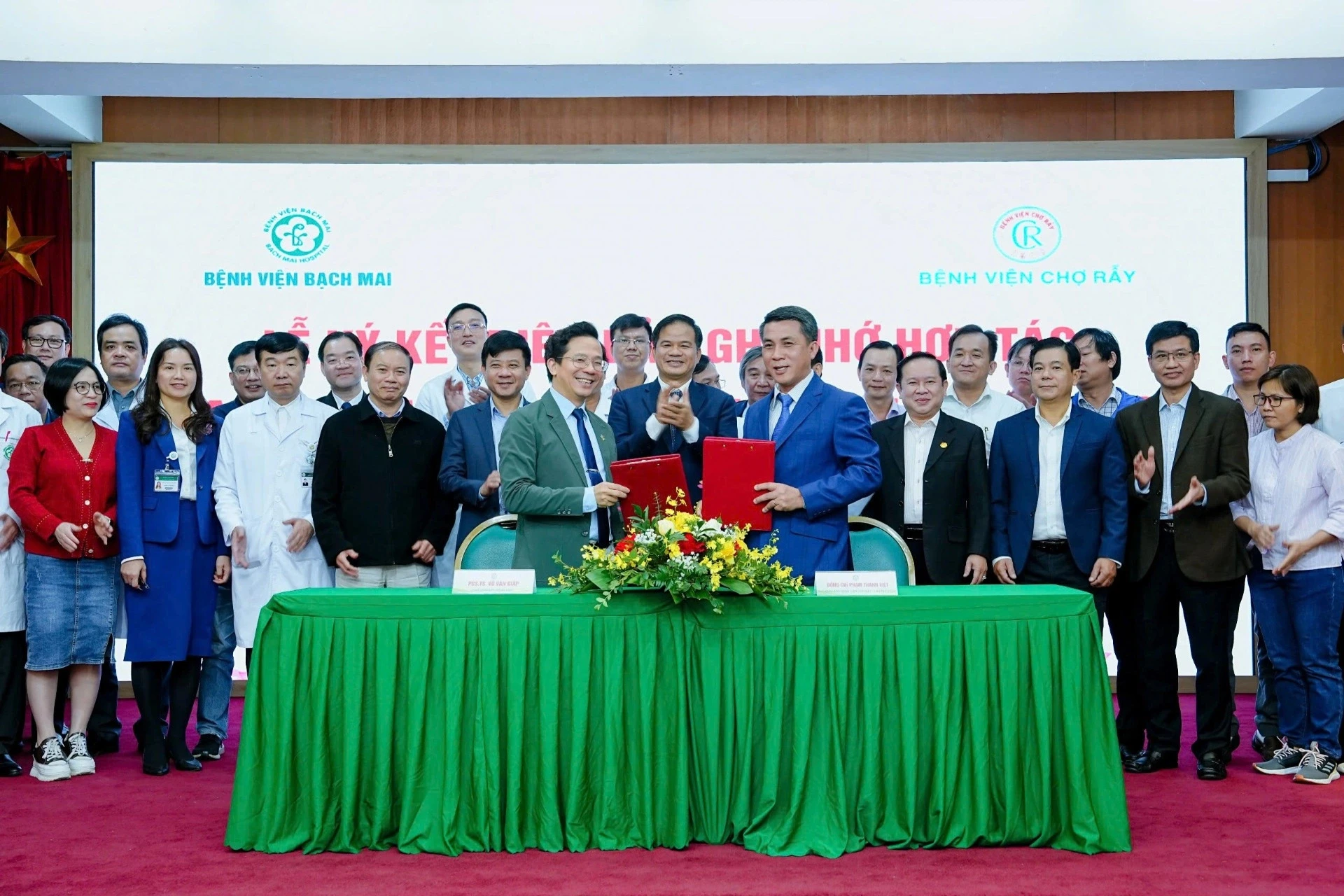 Bắt tay hợp tác nâng cao chất lượng khám chữa bệnh