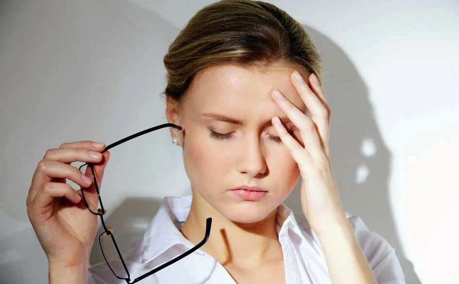 Thịt giật liên tục ở mắt, miệng, mặt, bắp tay chân, đùi... là điềm báo gì? Tốt hay xấu, có đáng lo không?