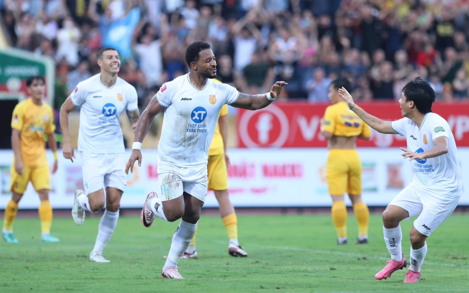 Thắng đậm Khánh Hòa, Thép xanh Nam Định đăng quang ngôi vô địch