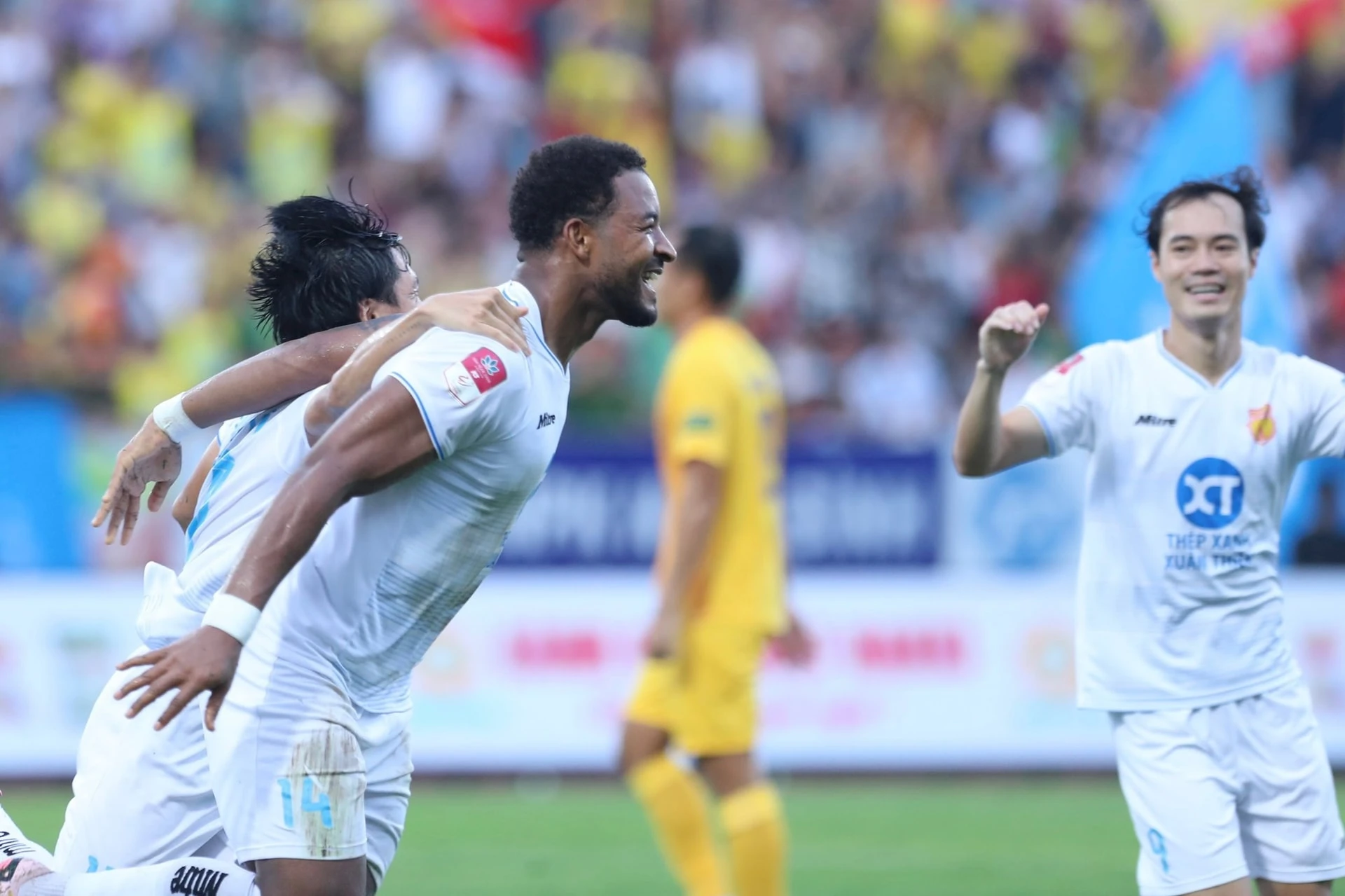 Thắng đậm Khánh Hòa, Thép xanh Nam Định đăng quang ngôi vô địch