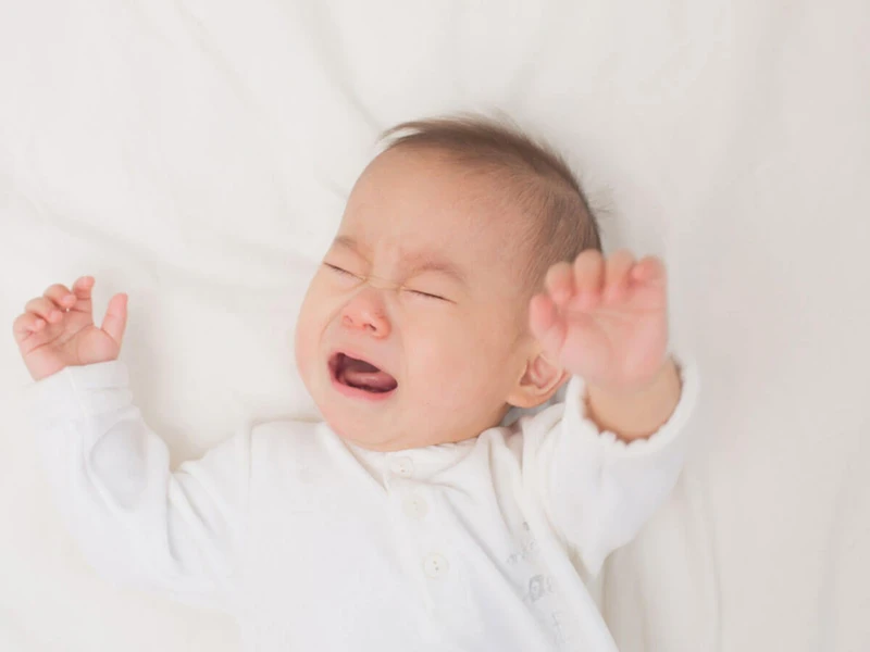 Trẻ sơ sinh ngủ hay giật mình quơ tay chân có bình thường không