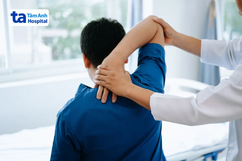 Bị cứng khớp cổ tay: Nguyên nhân, triệu chứng và cách chữa trị