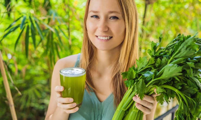 Cách uống nước ép cần tây giảm cân cho người mới bắt đầu