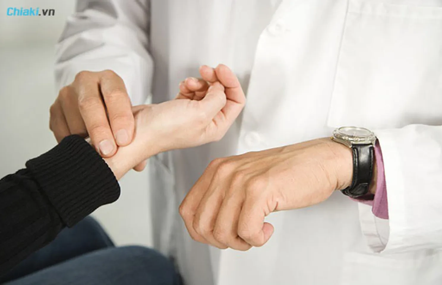 Nhìn cổ tay biết có thai chính xác không? Cách kiểm tra chi tiết