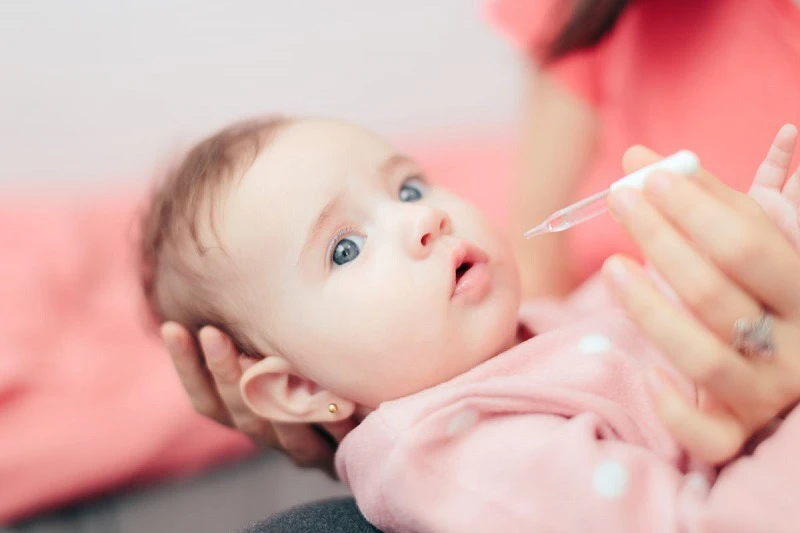 Trẻ sơ sinh bị giật chân tay khi ngủ do đâu?