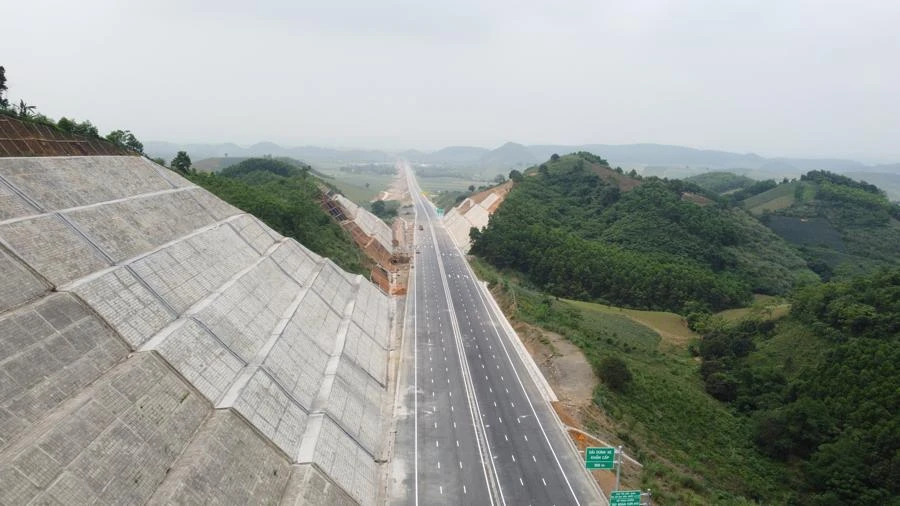 Cận cảnh cao tốc 12.000 tỷ nối liền Ninh Bình - Thanh Hóa thông xe hôm nay - Nhịp sống kinh tế Việt Nam & Thế giới