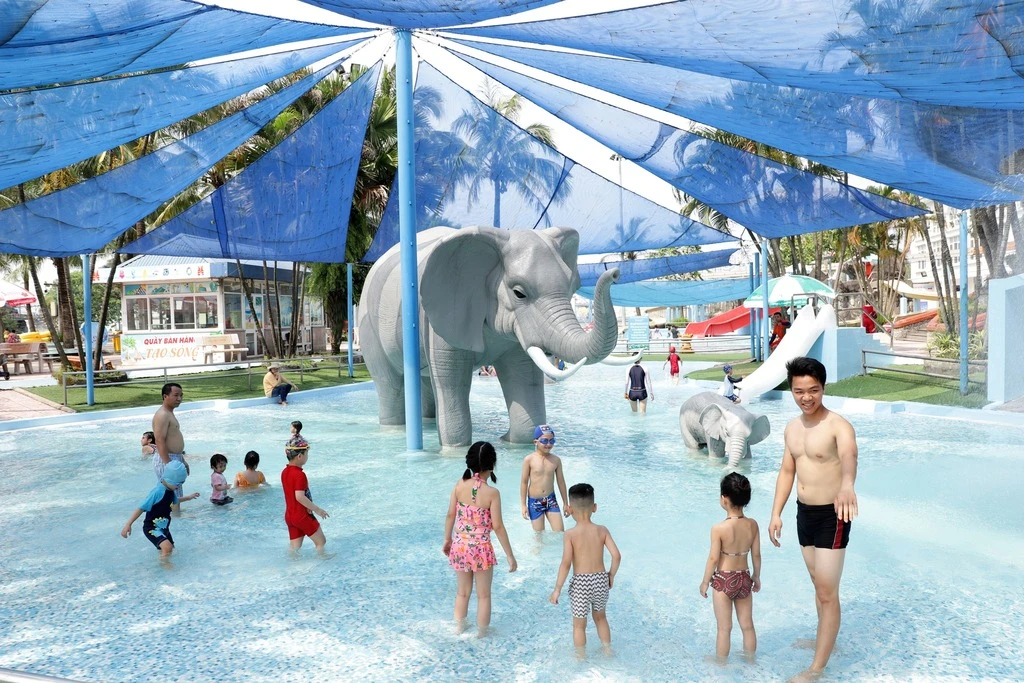 Review Công viên nước Hồ Tây: Cập nhật Giá vé và Các trò chơi hấp dẫn