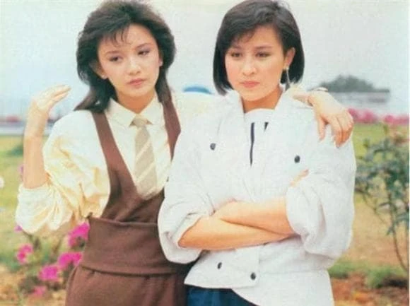 Tăng Hoa Thiên từng đăng ảnh bên Lương Triều Vỹ trong ngày lễ Tình nhân, nhìn cả hai đẹp như hoa nhưng cuối cùng cô lại thua Lưu Gia Linh