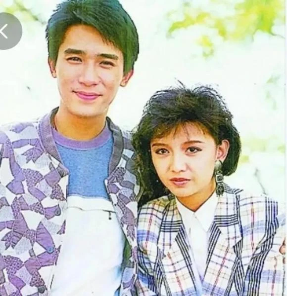 Tăng Hoa Thiên từng đăng ảnh bên Lương Triều Vỹ trong ngày lễ Tình nhân, nhìn cả hai đẹp như hoa nhưng cuối cùng cô lại thua Lưu Gia Linh