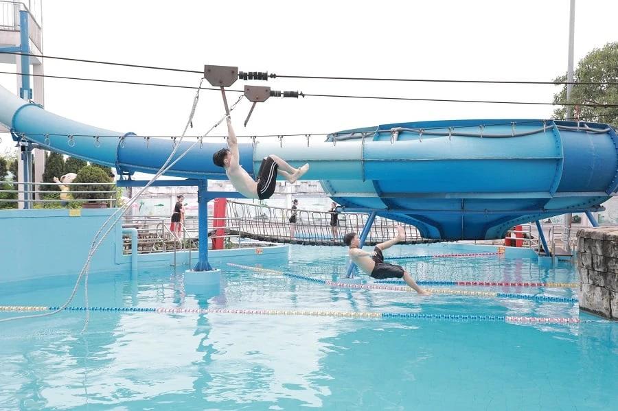 Review Công viên nước Hồ Tây: Cập nhật Giá vé và Các trò chơi hấp dẫn