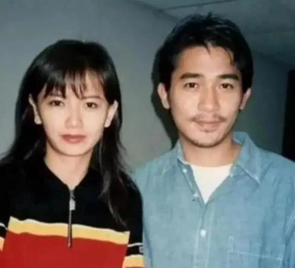 Tăng Hoa Thiên từng đăng ảnh bên Lương Triều Vỹ trong ngày lễ Tình nhân, nhìn cả hai đẹp như hoa nhưng cuối cùng cô lại thua Lưu Gia Linh