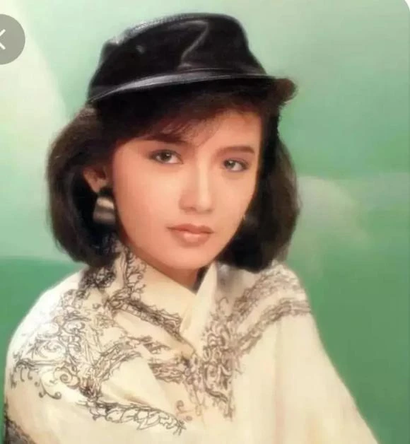 Tăng Hoa Thiên từng đăng ảnh bên Lương Triều Vỹ trong ngày lễ Tình nhân, nhìn cả hai đẹp như hoa nhưng cuối cùng cô lại thua Lưu Gia Linh