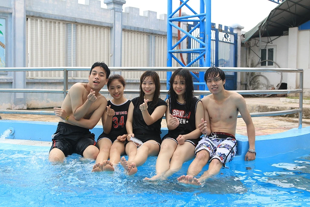 Review Công viên nước Hồ Tây: Cập nhật Giá vé và Các trò chơi hấp dẫn