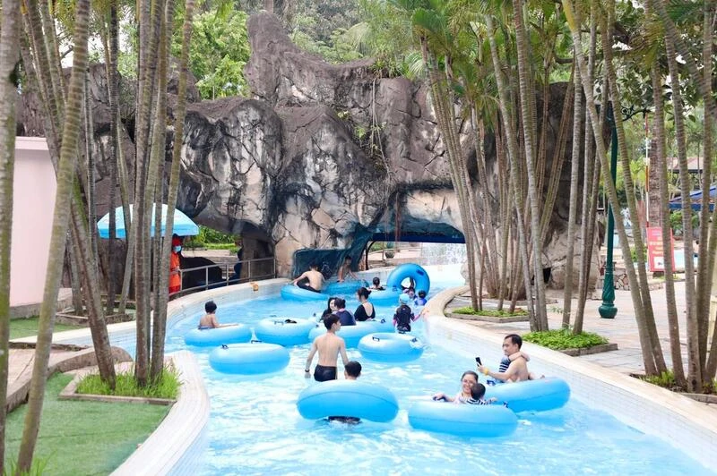 Review Công viên nước Hồ Tây: Cập nhật Giá vé và Các trò chơi hấp dẫn