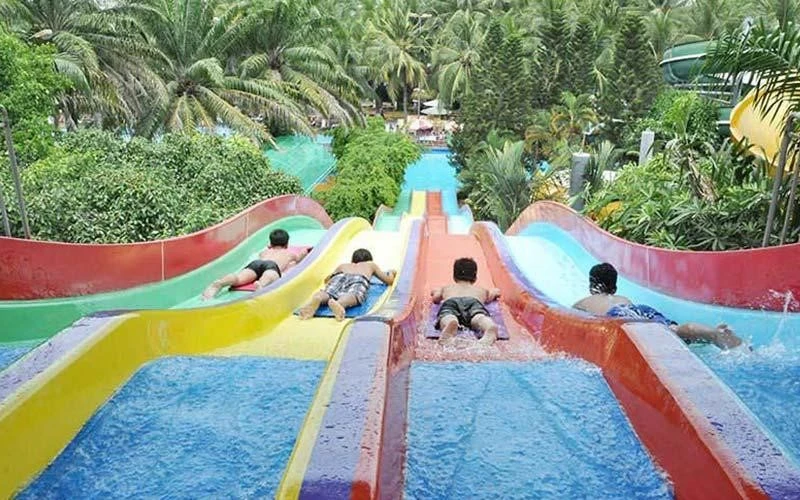 Review Công viên nước Hồ Tây: Cập nhật Giá vé và Các trò chơi hấp dẫn