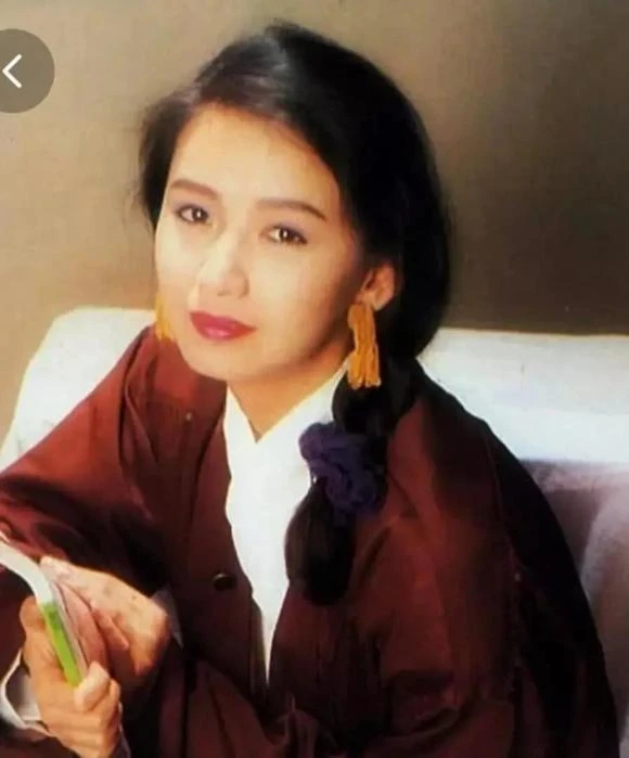 Tăng Hoa Thiên từng đăng ảnh bên Lương Triều Vỹ trong ngày lễ Tình nhân, nhìn cả hai đẹp như hoa nhưng cuối cùng cô lại thua Lưu Gia Linh