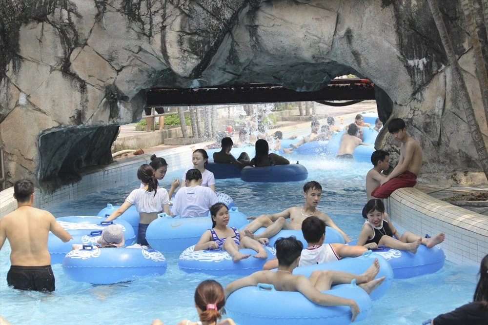 Review Công viên nước Hồ Tây: Cập nhật Giá vé và Các trò chơi hấp dẫn