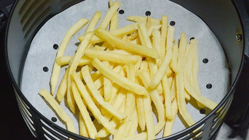 Giấy nến là gì, có nên dùng? Cách sử dụng giấy nến cho nồi chiên không dầu