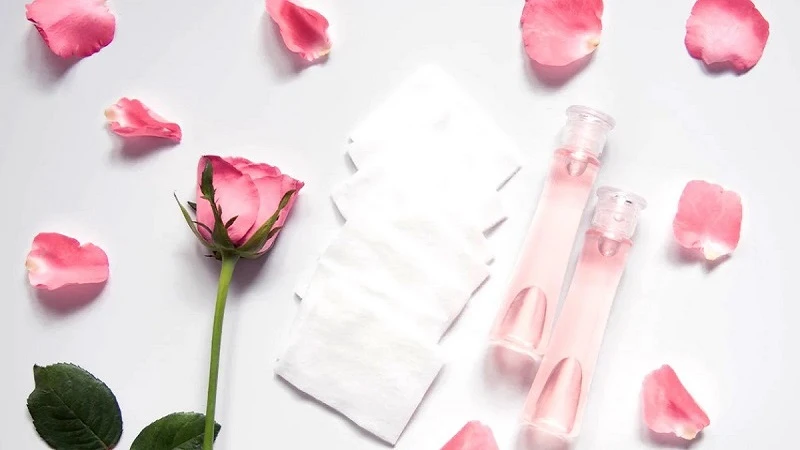 12 tác dụng của nước hoa hồng giúp nàng khỏe đẹp mỗi ngày
