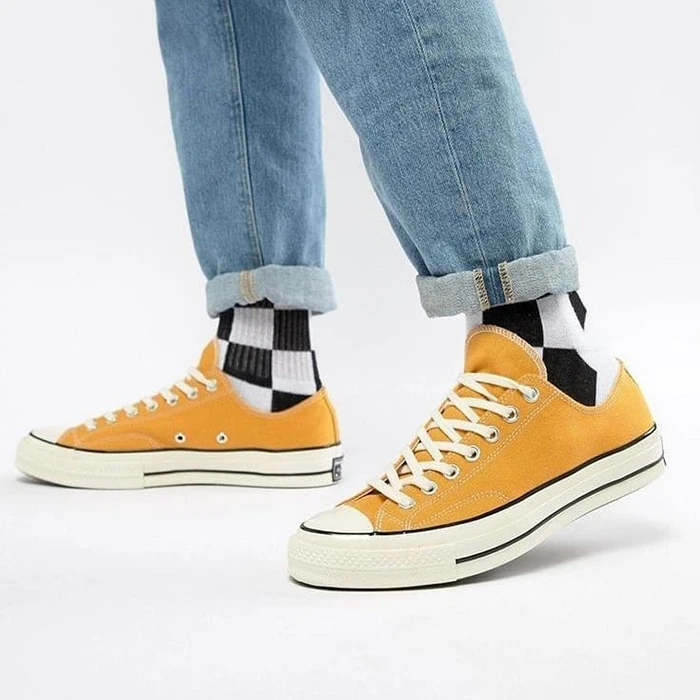 Làm phép so sánh giữa giày Converse cổ cao và cổ thấp