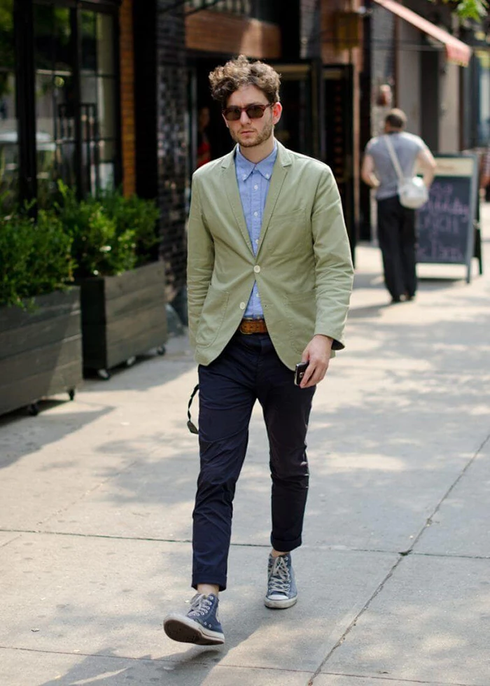 Làm phép so sánh giữa giày Converse cổ cao và cổ thấp