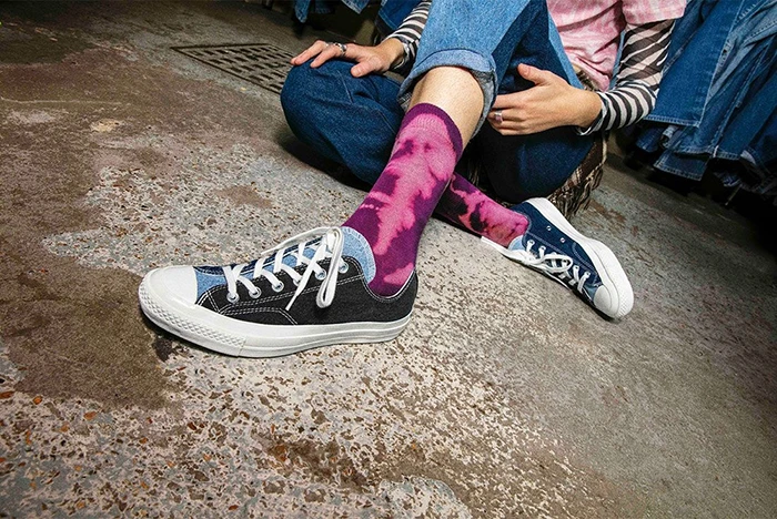 Làm phép so sánh giữa giày Converse cổ cao và cổ thấp