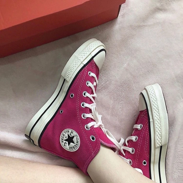 Làm phép so sánh giữa giày Converse cổ cao và cổ thấp