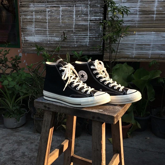 Làm phép so sánh giữa giày Converse cổ cao và cổ thấp