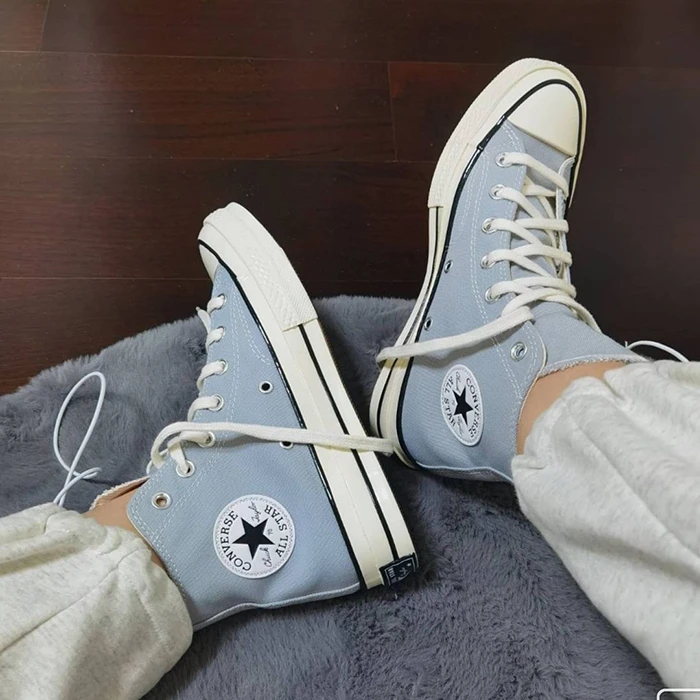 Làm phép so sánh giữa giày Converse cổ cao và cổ thấp