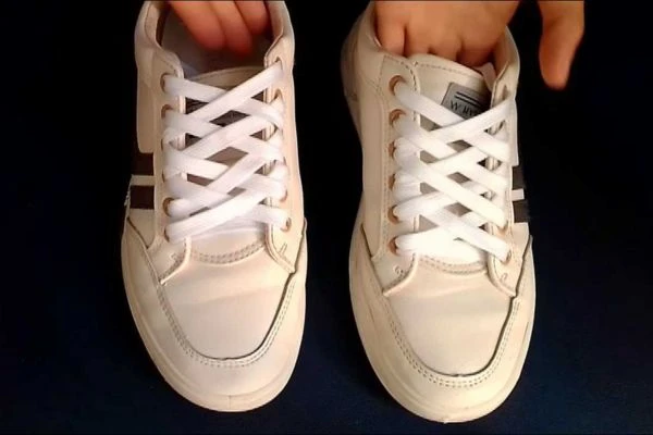 9 cách buộc dây giày giấu dây độc đáo tạo điểm nhấn outfit