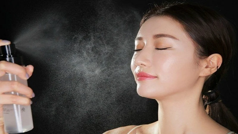 12 tác dụng của nước hoa hồng giúp nàng khỏe đẹp mỗi ngày