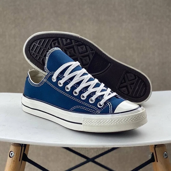 Làm phép so sánh giữa giày Converse cổ cao và cổ thấp