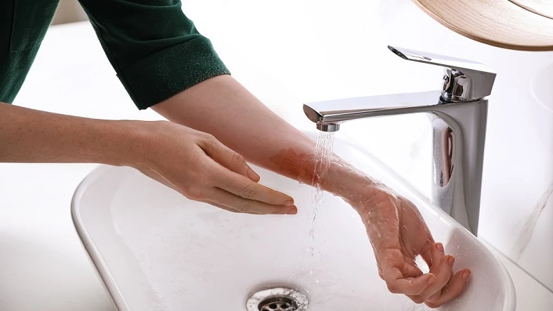 12 tác dụng của nước hoa hồng giúp nàng khỏe đẹp mỗi ngày