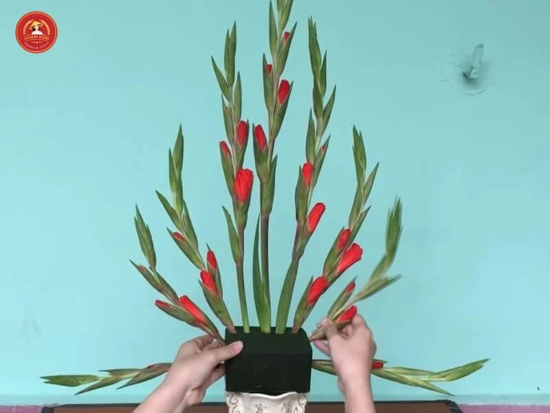 Cắm hoa lay ơn và cúc đẹp mắt cho không gian sống