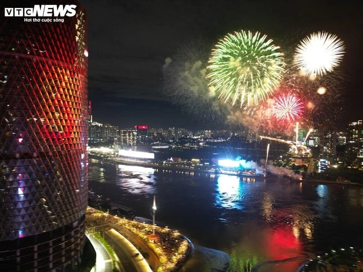 Pháo Hoa Tết Đặc Sắc Tại Hà Nội Đêm Giao Thừa