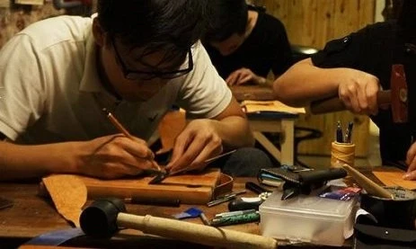 Sửa giày tiết kiệm chi phí hiệu quả cho bạn