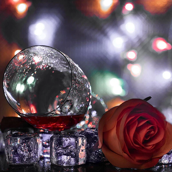 Rượu vang và hoa hồng trong tình yêu lãng mạn