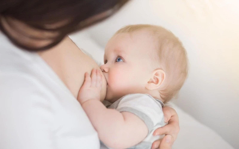 Nguyên nhân đầu nhũ hoa có hạt trắng khi mang thai