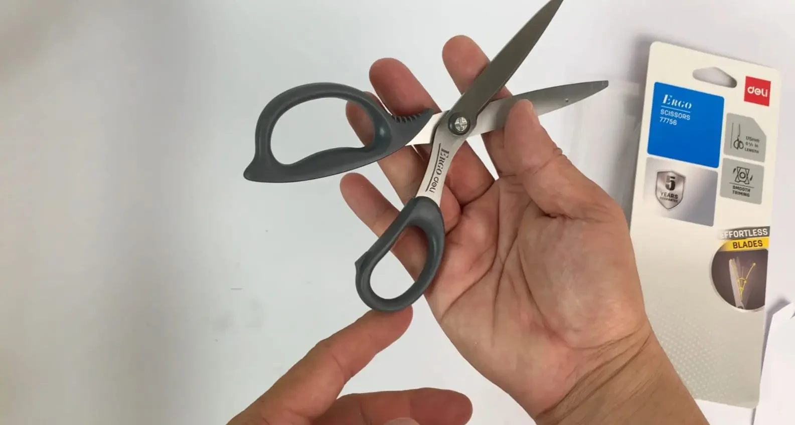 Kéo cắt giấy Deli 77756: Thiết kế hiện đại và bắt mắt