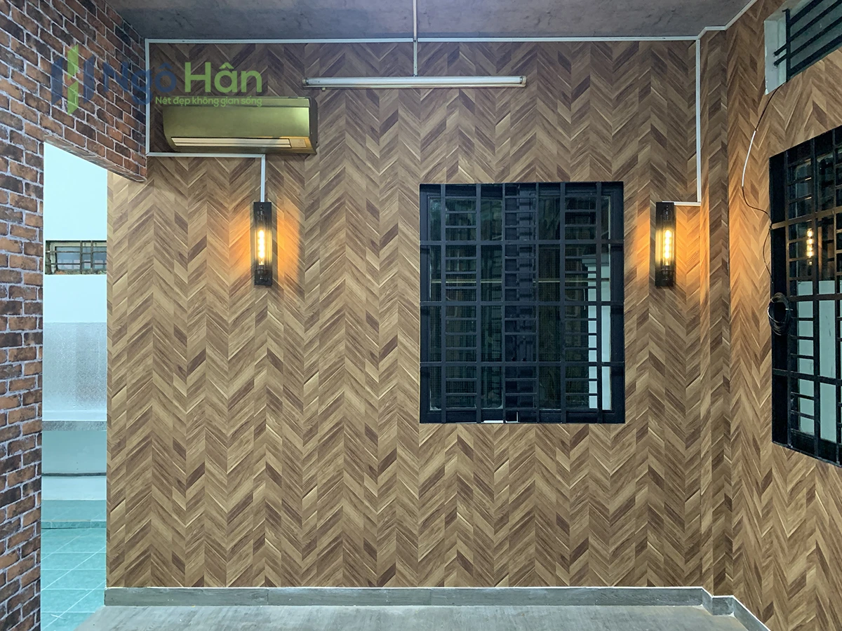 Giấy dán tường giả gỗ tạo không gian ấm cúng và sinh động