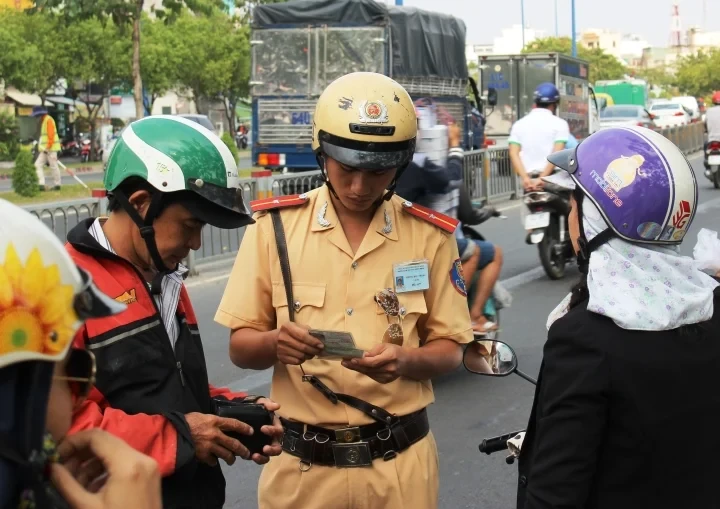 Lỗi không mang giấy tờ xe máy: Hình phạt và quy định