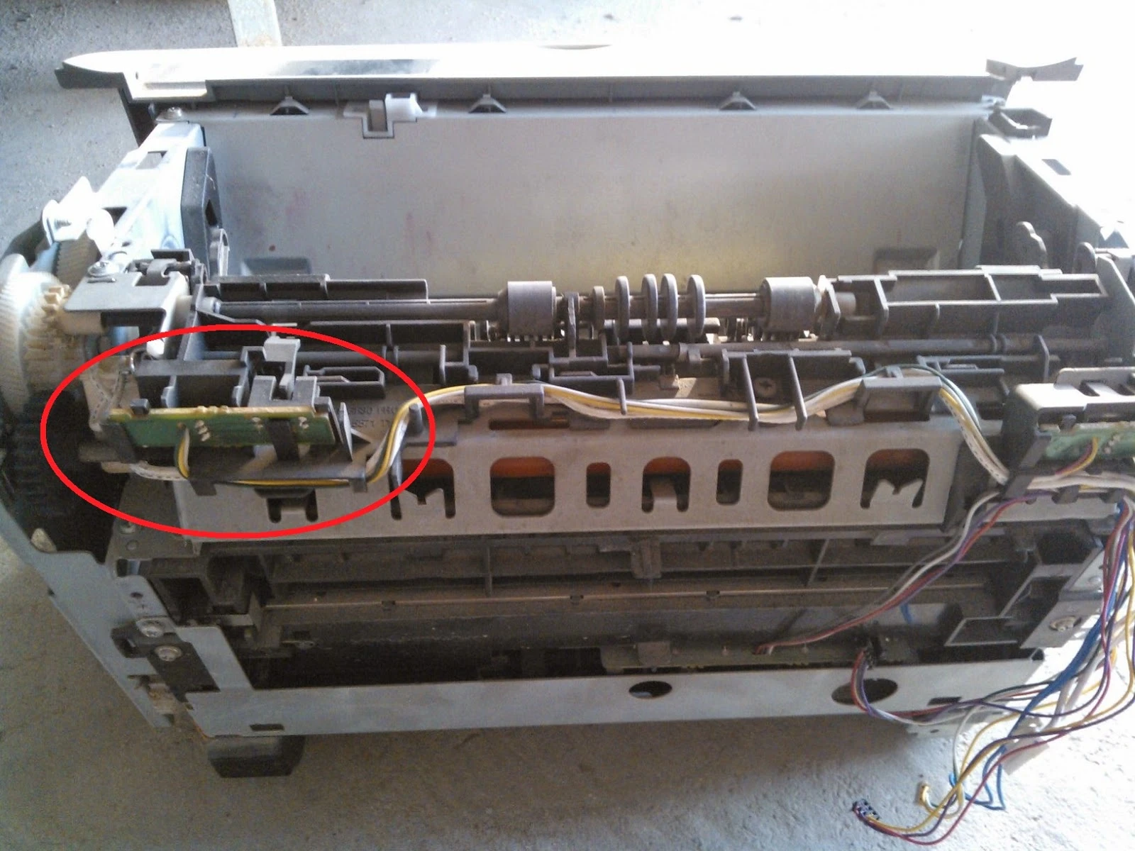 Nguyên nhân máy in Canon 2900 bị kẹt giấy nữa tờ