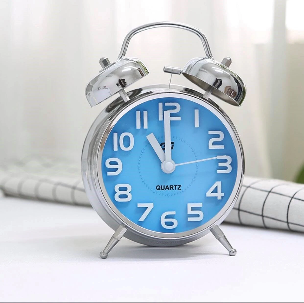 Chiếc xe đạp xanh dương nổi bật của em